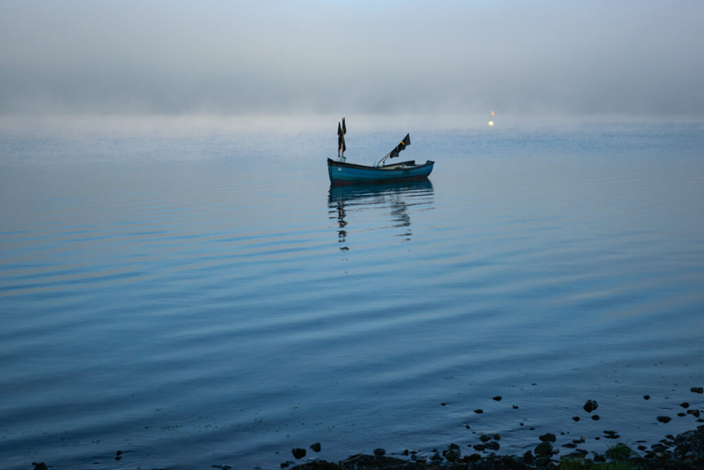 Jolle ved solopgang / Dinghy at sunrise