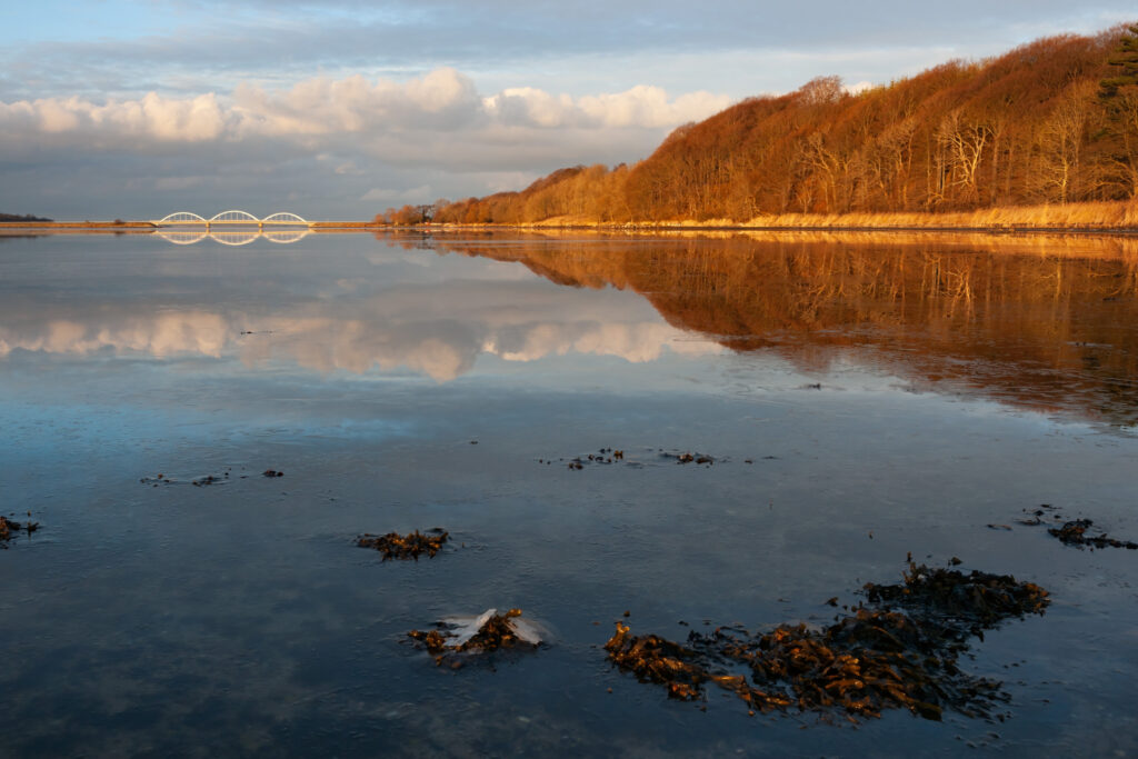 Munkholmbroen i aftensol / Munkholm Bridge at sunset, s