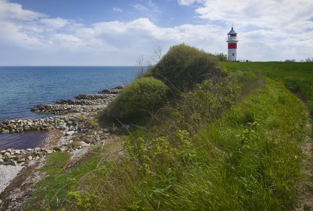 Gammel Pøl Fyrtårn, og høfder / Gammel Pøl Lighthouse, and groynes, n