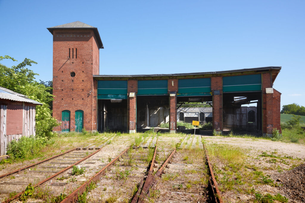 Togremise i forfald / Engine shed decay, Tølløse