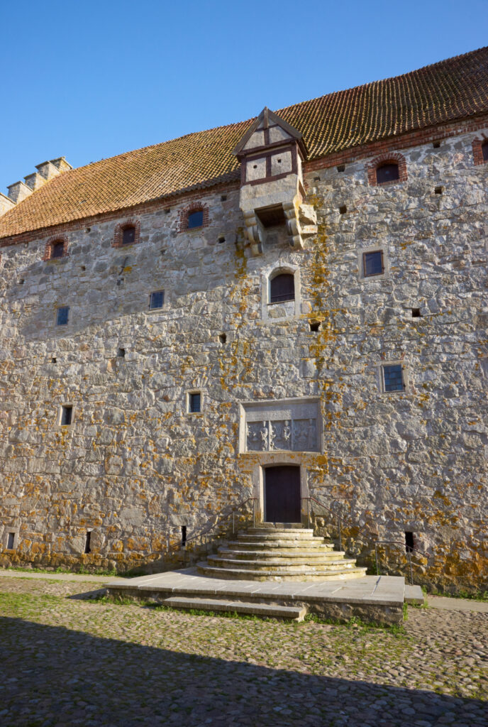Glimmingehus' indgang og begnæse / The entrance and murder hole of Glimmingehus