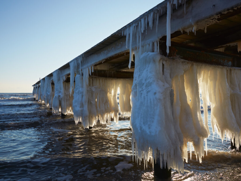 Isdraperet badebro / Ice draped jetty