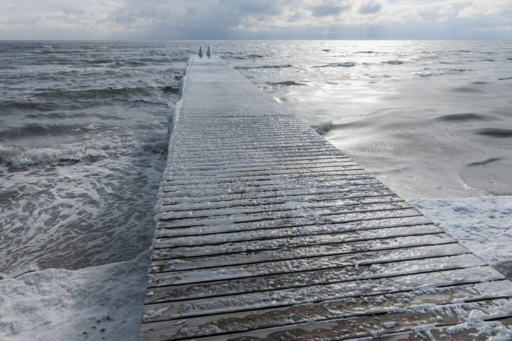 Overiset badebro / Iced over jetty