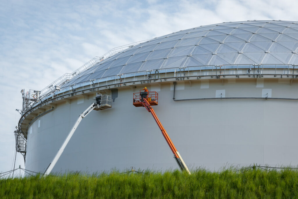 Maling af brændstoflager / Painting of a fuel storage