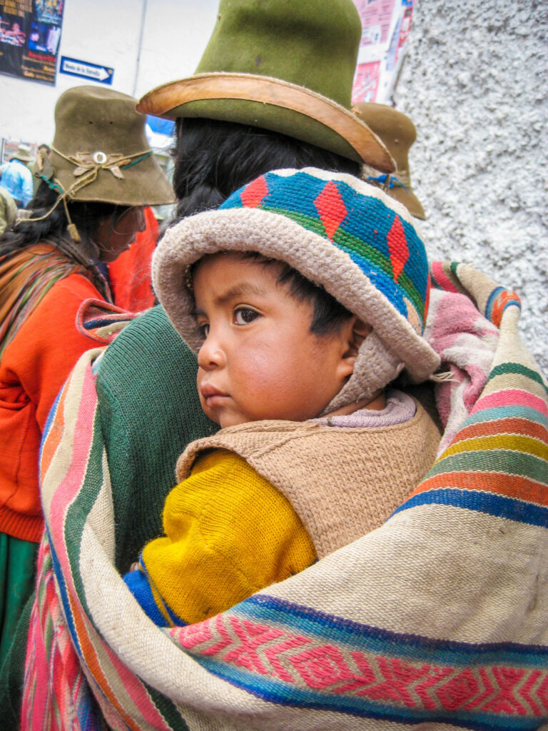 Peruviansk barn i rygsæk / Peruvian child in backpack