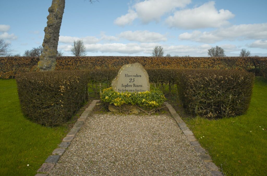 Hier ruhen 25 tapfere Dänen / Here rest 25 brave Danes