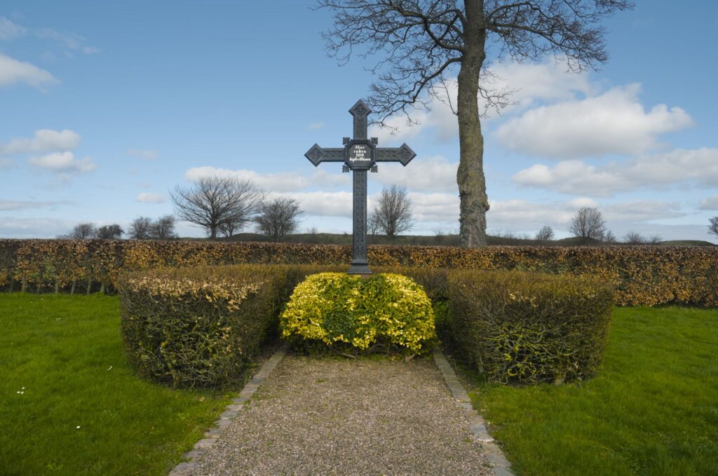 Hier ruhen 100 tapfre Dänen / Here rest 100 brave Danes