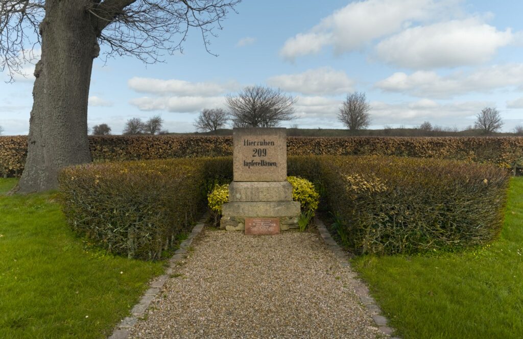 Hier ruhen 209 tapfere Dänen / Here rest 209 brave Danes