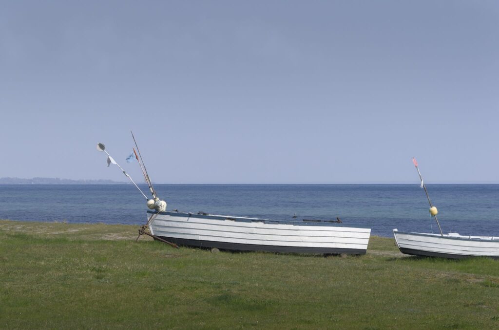 Hvide fiskerbåde / White fishing boats Hvide fiskerbåde / White fishing boats